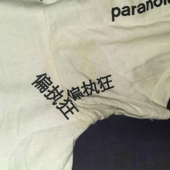 White "paranoid" shirt sleeve shirt with foreign lettering in black. - Picture 3 of 6